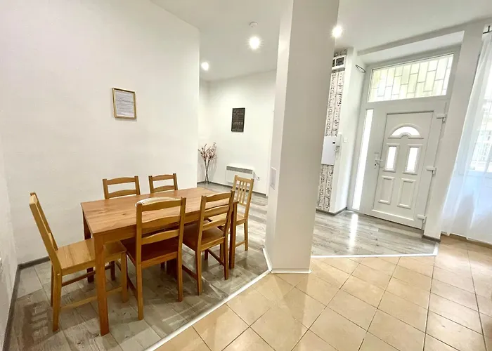 Relax With 2 Bedroom, 2 Bathroom For 6 People In The Centre Free Coffee *